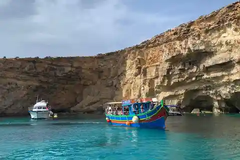 Comino : charter privé vers le lagon bleu et cristallin et les grottes