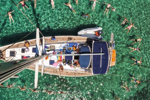Adamas : Excursion d'une journée en bateau à voile à Milos et Polyaigos avec déjeuner