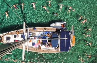 Adamas: Tour di un giorno in barca a vela con pranzo a Milos e Polyaigos