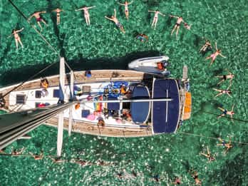 Adamas: Milos & Polyaigos Full-Day Sailboat Tour with Lunch