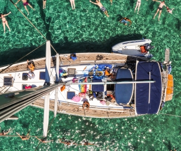 Adamas : Milos et Polyaigos : visite d'une jounée en bateau à voile avec déjeuner