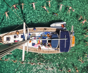 Adamas: Milos & Polyaigos Full-Day Sailboat Tour with Lunch