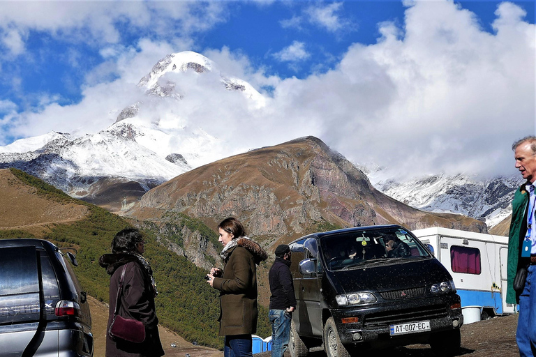 Tbilisi: Kazbegi Mountains Tour with Family Lunch