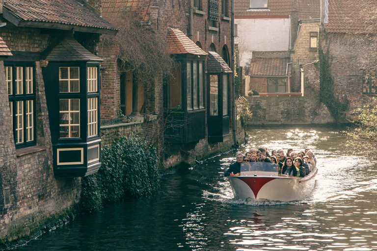 Bruges: Guided boat trip and walk