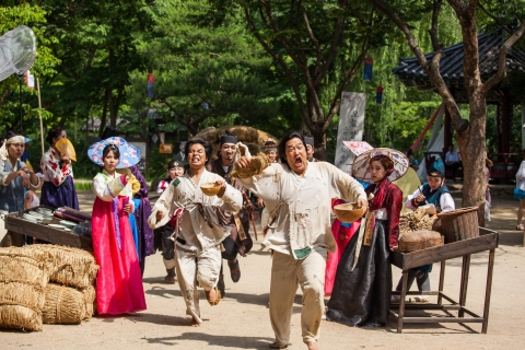 Depuis Séoul : Visite de la forteresse et du village folklorique de Suwon HwaseongVisite d'une journée partagée avec le point de rencontre de Myeongdong