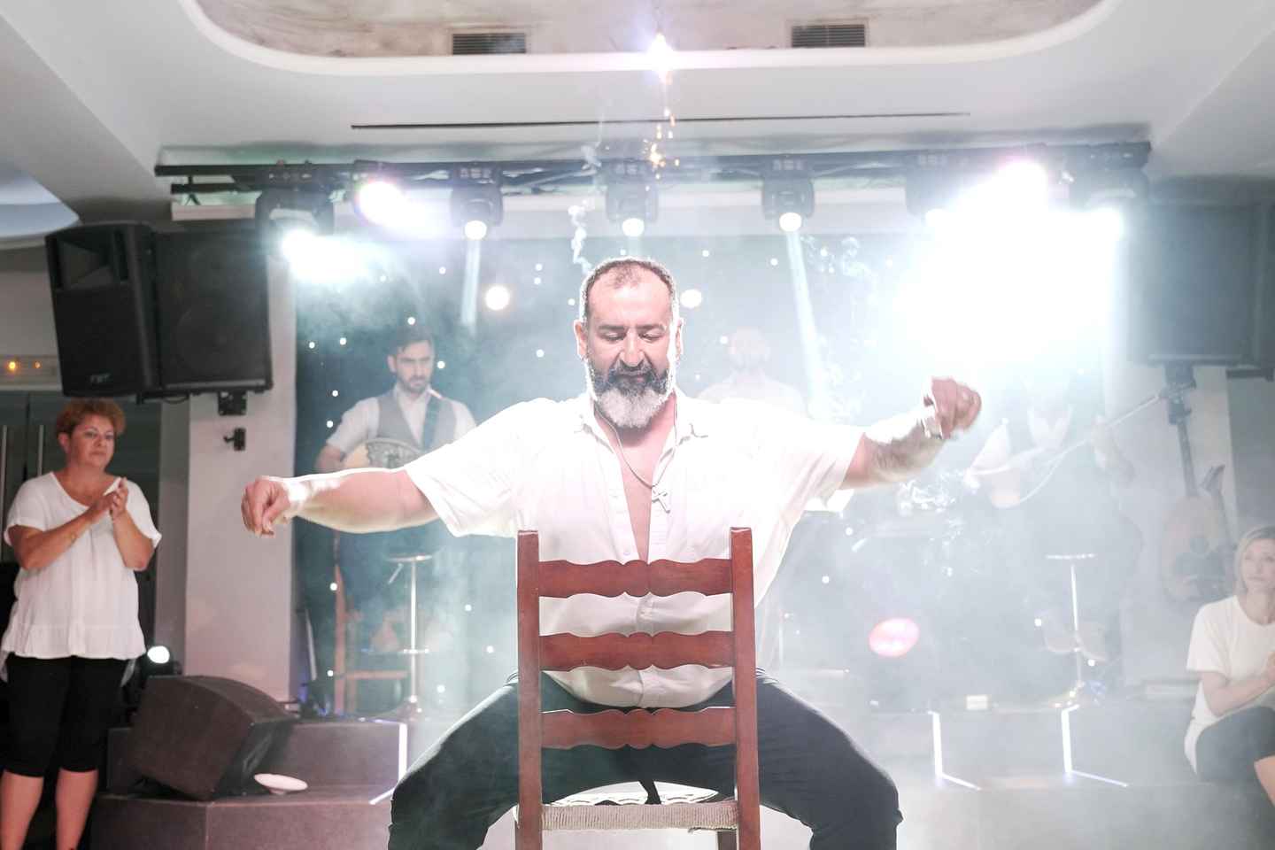 Kamari: Greek Show, Buffet Dinner, and Drinks at Dimitris