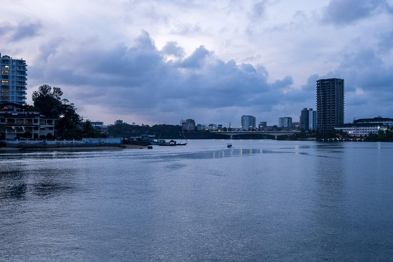 مومباسا: رحلة بحرية مسائية على متن قارب الداو مع عشاءمومباسا: رحلة قارب الداو المسائية مع عشاء