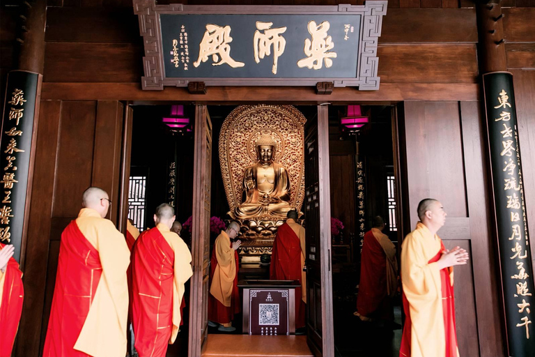 Shanghai: Jade Buddha Temple and Local Food Tour