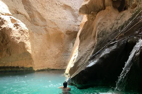 Muscat: tour privato di un giorno intero di Wadi Shab e Bimmah Sinkhole