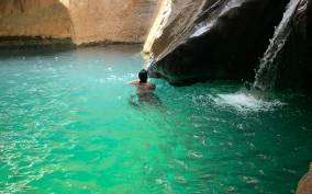 Muscat: Full-Day Wadi Shab & Bimmah Sinkhole Tour with Lunch