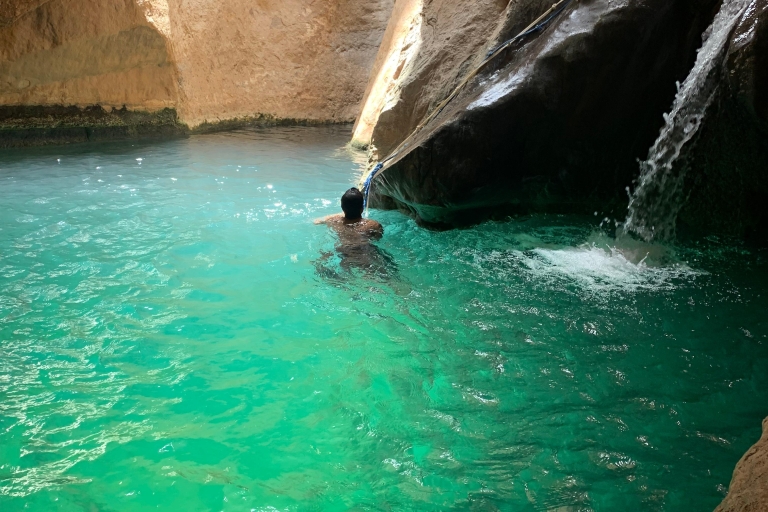 Tour privado de día completo a Wadi Shab y el sumidero de Bimmah