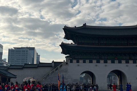 Walking through the heart of Seoul. Tour in Spanish