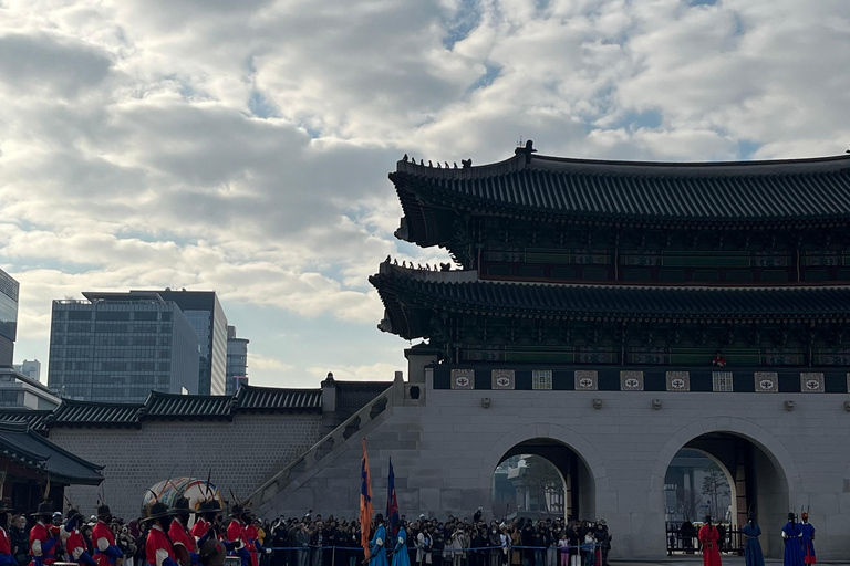 Walking through the heart of Seoul. Tour in Spanish