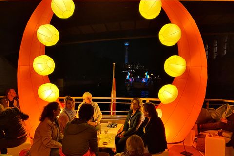 Berlin: Evening Sightseeing Tour with Specially Illuminated Boats