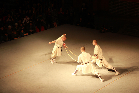 Tour privato: Grotte di Longmen, Tempio Shaolin e spettacolo di KungfuPick up da Zhengzhou: Guida in inglese Tour di un giorno tutto incluso