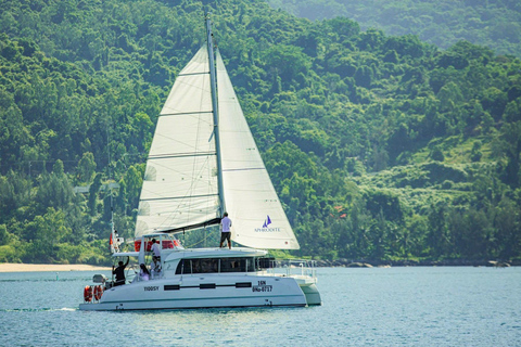 Da Nang: Discover Son Tra Bay on Luxury Sailing Catamaran 2-Hour Luxury Catamaran Scenic Cruise with Drink & Transfer