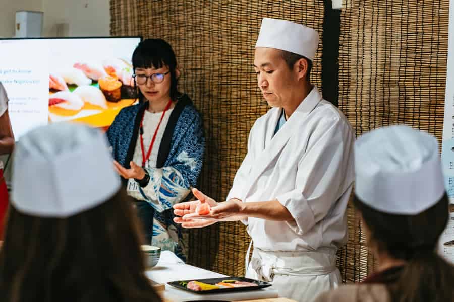 Tokio: Sushi zubereiten mit einem Profikoch & Tour durch den Tsukiji-Fischmarkt. Foto: GetYourGuide
