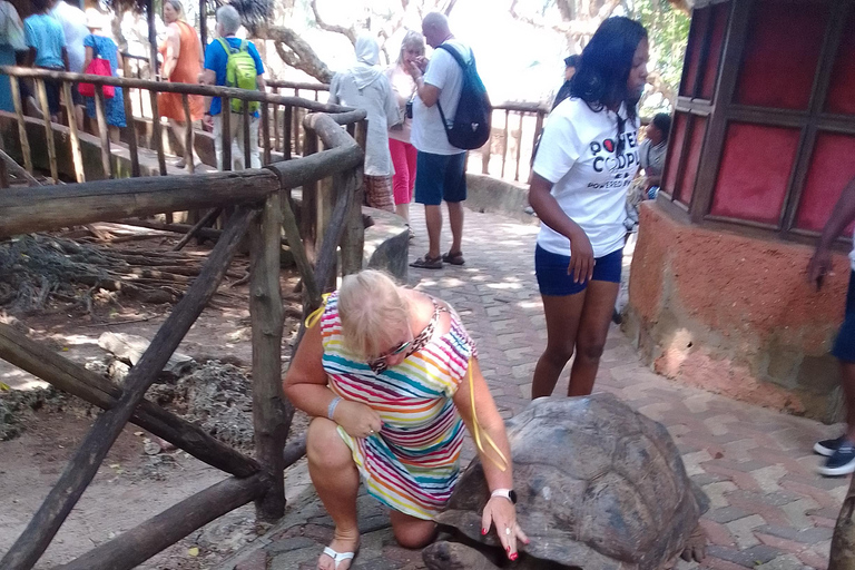 Zanzibar: tour guidato dell'isola prigione con guida localeZanzibar: tour guidato dell'isola prigione con una guida locale