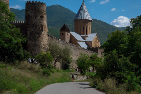 Tbilisi: viaggio tutto incluso a Kazbegi e masterclass di khinkali