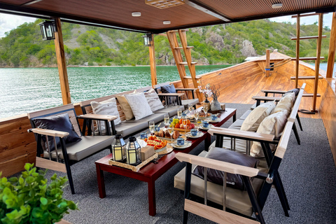 Labuan Bajo: Komodo Islands Tour with Luxury Open Deck Boat