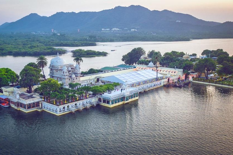 Udaipur: Private City Tour with Vintage Cars & Havelis