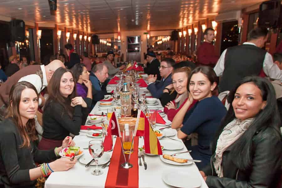 Bosporus-Dinner-Kreuzfahrt & türkischer Abend mit Live-Shows. Foto: GetYourGuide