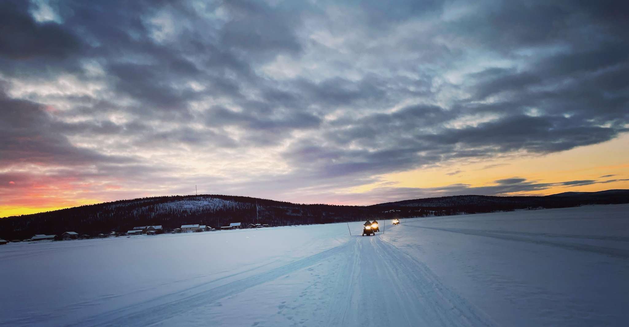 Kiruna, Geführte morgendliche Schneemobiltour (8,30) und fika - Hizvo