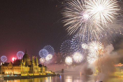 Budapest: St. Stephen's Day Fireworks Cruise with Drink