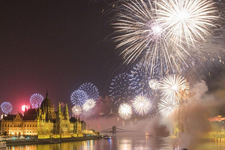 Budapest: St. Stephen's Day Fireworks Cruise with Drink