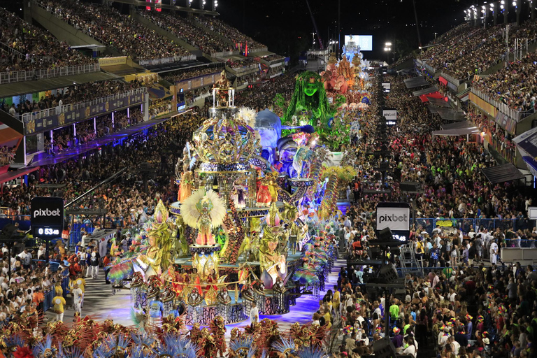 Carnevale di Rio 2026: biglietto con posto assegnato nel settore 9 e trasportoTrasferimento al Sambodromo – Si parte tra le 22:00 e le 22:30
