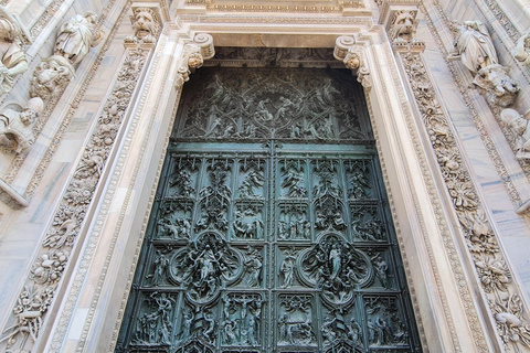 Milan Duomo Combo: Skip-the-Line Guided Tour & Rooftop Lift Spanish Speaking Option