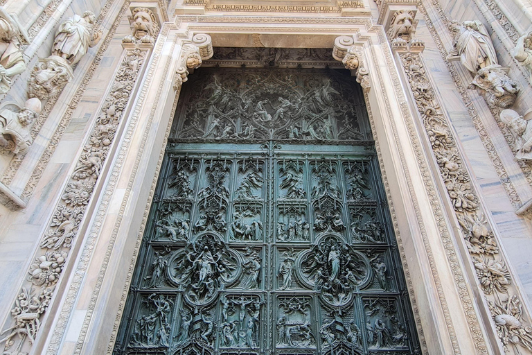 Milan Duomo Combo: Skip-the-Line Guided Tour & Rooftop Lift Spanish Speaking Option