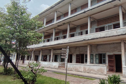 Phnom Penh: Killing Fields & S21 Prison Tour with Pickup