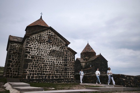 Tbilisi: Private Ride to Yerevan with Wine Tasting