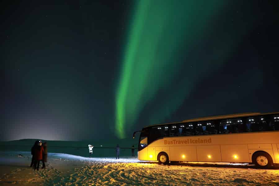 Ab Reykjavík: Nordlichter-Bustour mit heißer Schokolade. Foto: GetYourGuide Ab Reykjavík: Nordlichter-Bustour mit heißer Schokolade. Foto: GetYourGuide