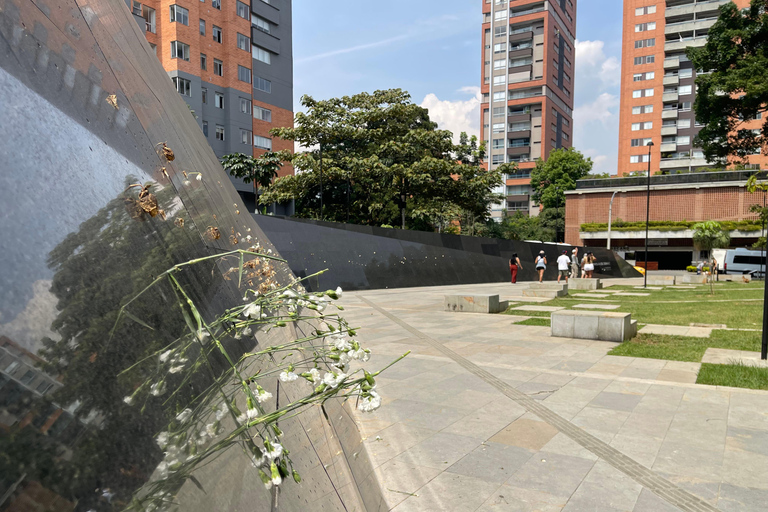 Medellin: Escobar Tour + Comuna 13 in groups