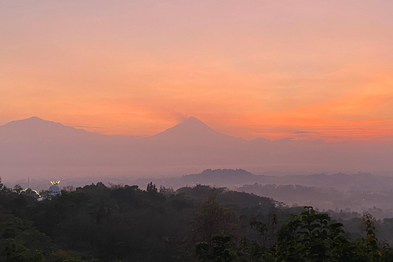 Amanecer desde la colina de Setumbu Templo de Borobudur y PrambananAmanecer en Borobudur desde la colina de Setumbu Templo de Prambanan