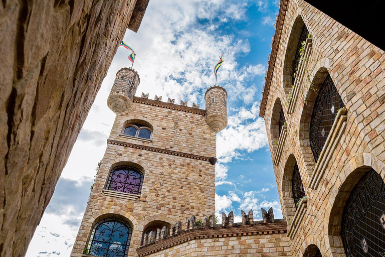 Tour del villaggio nativo e del castello + spedizione culturale