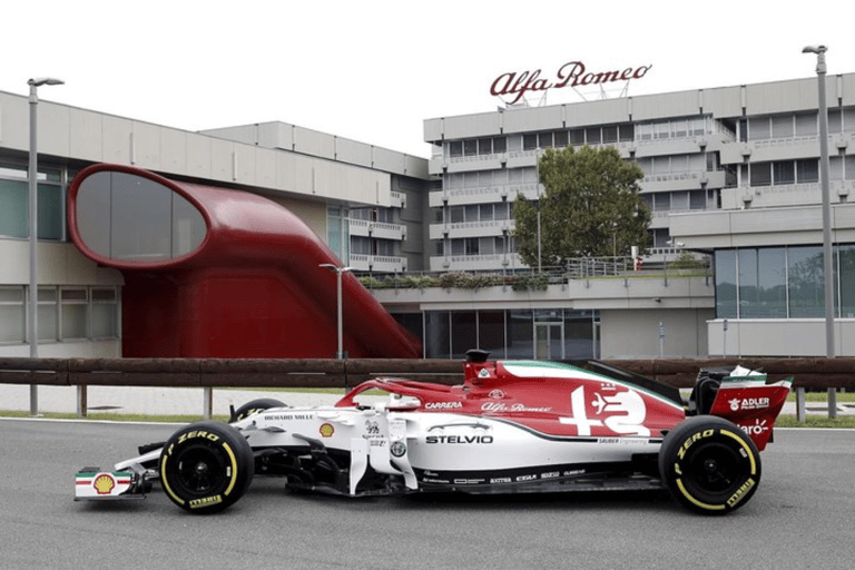 Milano: Tour privato guidato del Museo Alfa Romeo con trasferimento