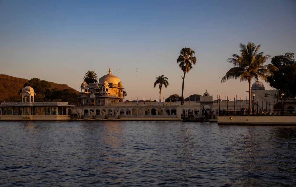 jag mandir udaipur en la noche