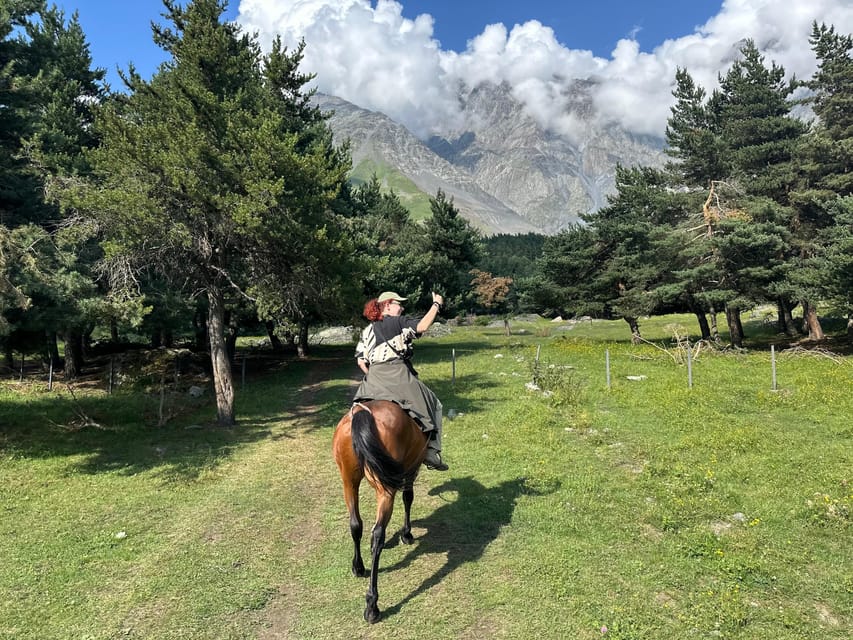 Balade à cheval au coucher du soleil à Kazbegi