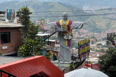 Medellin: Escobar Tour + Comuna 13 in groups