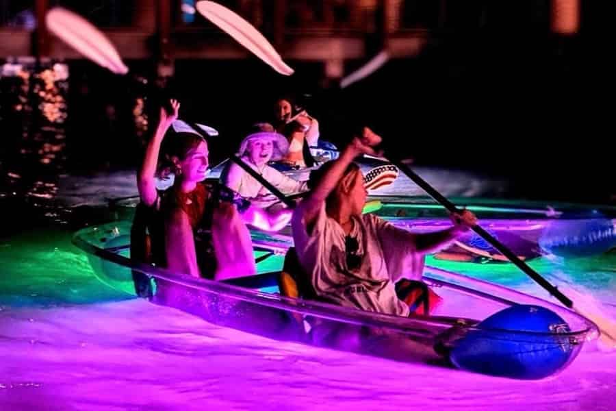 Clearwater Beach: Nächtliche Tour mit transparentem LED-Kajak. Foto: GetYourGuide