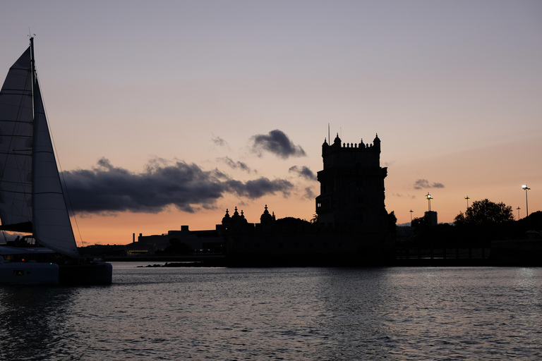 Lisboa: Passeio de barco ao pôr do sol com bebidas e petiscosLisboa: Passeio particular de veleiro ao pôr do sol com bebidas e petiscos