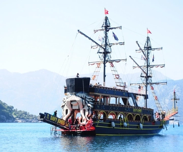 Marmaris: Passeio de barco pirata para toda a família com transferes