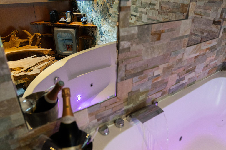 París: Estancia en el Hotel Seine Yacht y espectáculo de Cabaret Latino Paradis