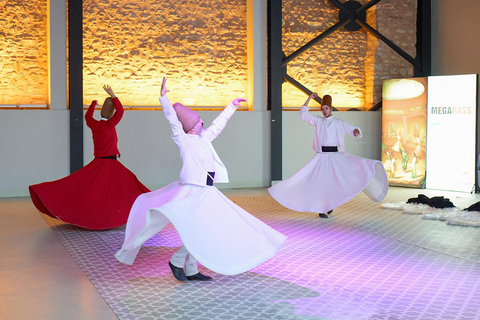 Stambuł: tradycyjni wirujący derwisze w pobliżu Hagia SophiaStambuł: tradycyjni wirujący derwisze w pobliżu świątyni Hagia Sophia