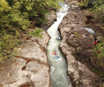 Avventura fluviale di mezza giornata: Tubing + Pranzo + Sorgenti termali