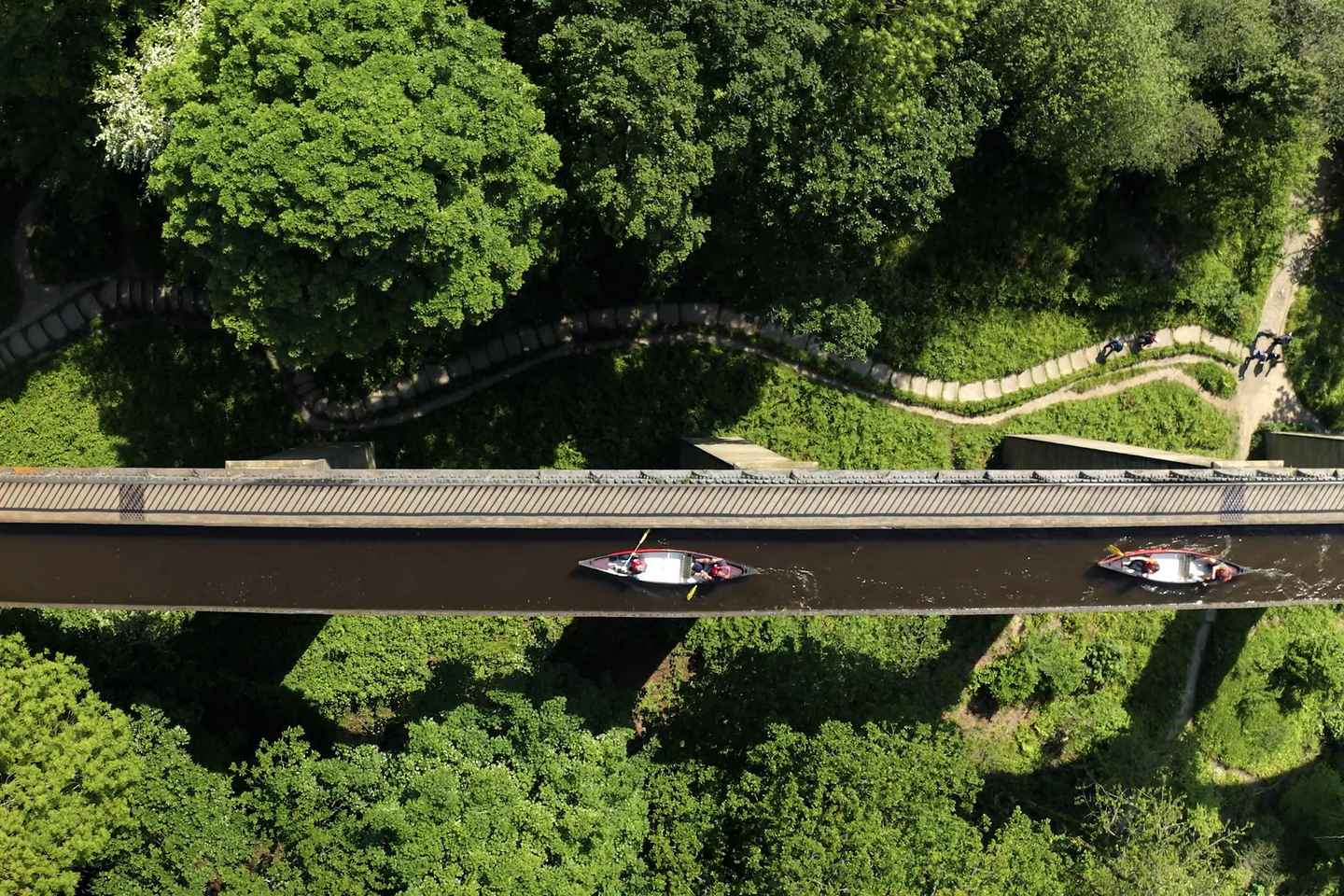 兰戈伦：水道之旅——皮划艇或独木舟巡航

关键词：兰戈伦、水道、皮划艇、独木舟、巡航

描述：
探索威尔士兰戈伦的绝美风光，乘坐皮划艇或独木舟，享受水道巡航的独特体验。无论是追求刺激的冒险家还是寻找宁静的旅行者，这里都是您的理想之选。