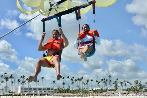 Parasailing boven de stranden van Punta Cana